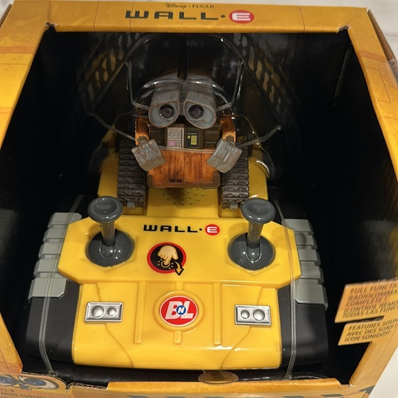 Disney Parks Disney pixar Wall-E Remote Control Robot Toy new in box - Picture 2 of 3
